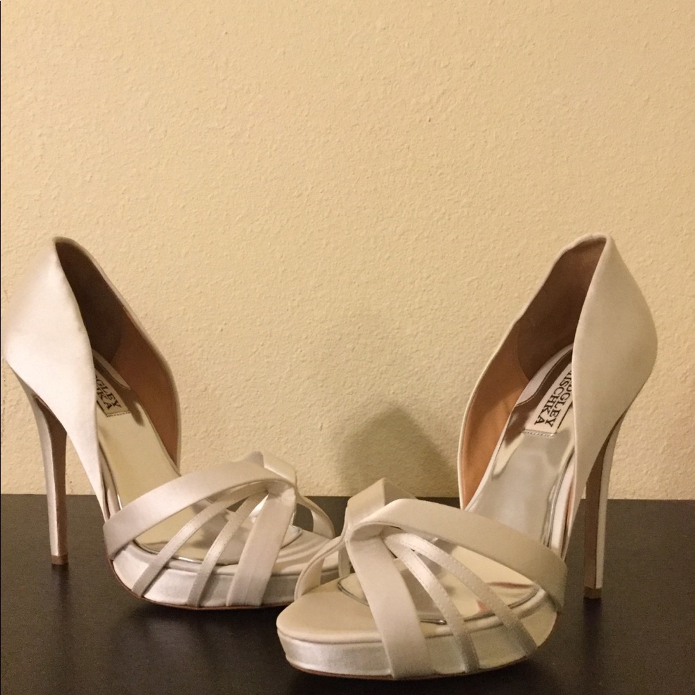 Like New Badgley Mischka White Satin Heels